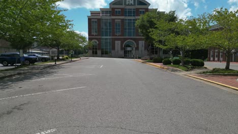 volando bajo hacia el banco f y m ubicado en la plaza pública en el centro de clarksville tennessee
