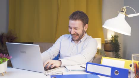 Home-Office-Arbeiter,-Mann,-Der-Spaß-Daran-Hat,-Am-Laptop-Zu-Arbeiten-Und-Ihn-Zu-Benutzen.