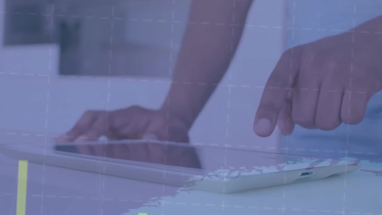 디지털 태블릿을 사용하여 사람의 중간 섹션에 대한 통계 데이터 처리 애니메이션