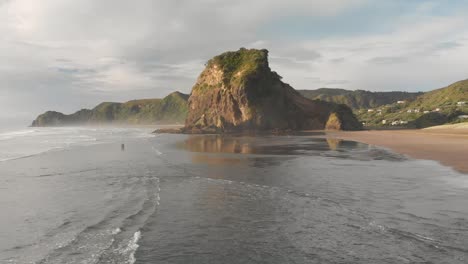 Slowmo:-Increíble-Dron-Aéreo-Disparado-Sobre-La-Playa-De-Piha-De-Arena-Negra-En-Nueva-Zelanda-Durante-La-Puesta-De-Sol