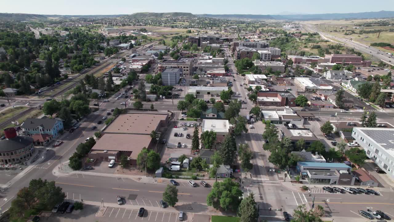 Filmato aereo della città di Castle Rock in Colorado. La telecamera si alza rivelando la città