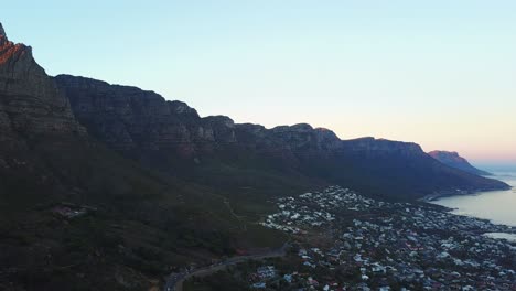 amanecer sobre ciudad del cabo desde lo alto de la cabeza de león