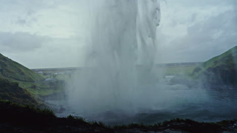 fotografía estática de cerca de la cascada de seljalandsfoss en islandia
