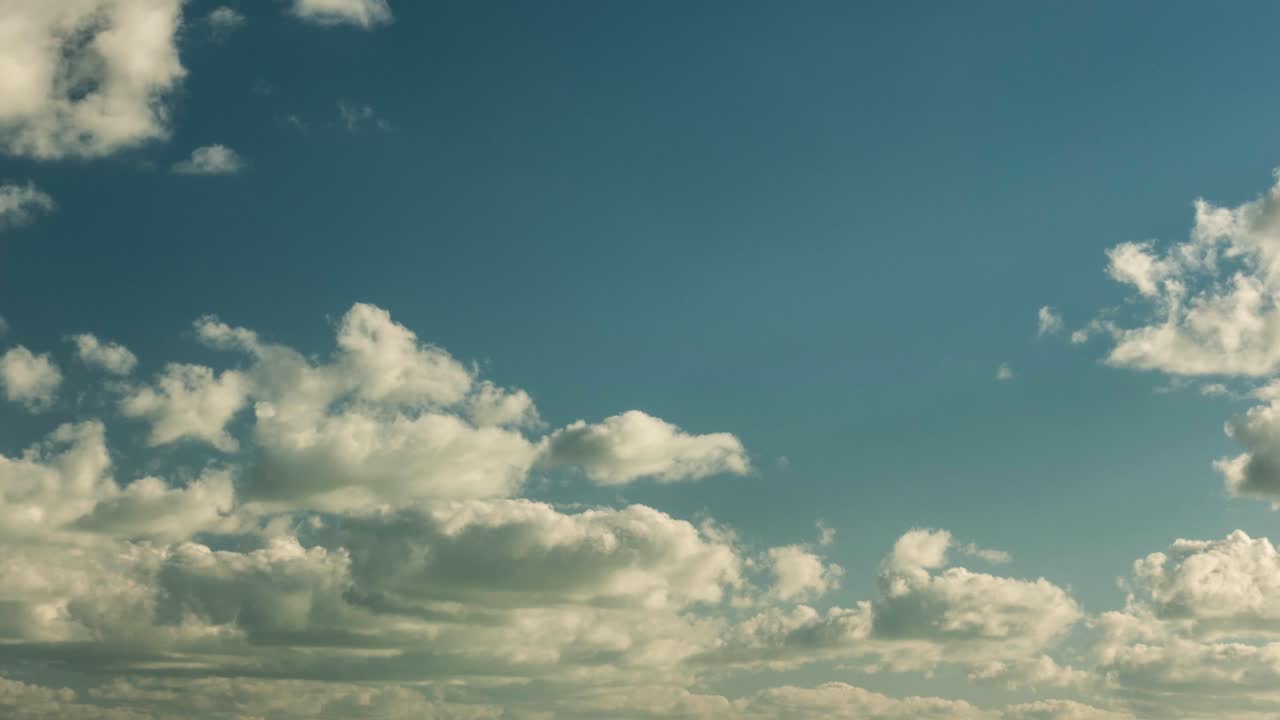 grandes nubes blancas rodantes en un lapso de tiempo de cielo azul