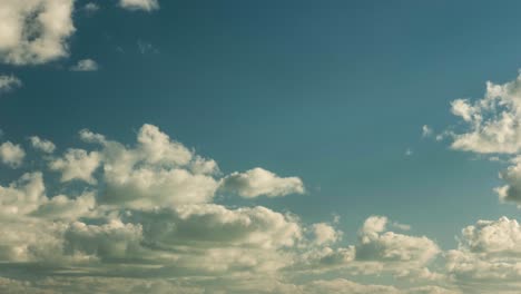 Grandes-Nubes-Blancas-Rodantes-En-Un-Lapso-De-Tiempo-De-Cielo-Azul