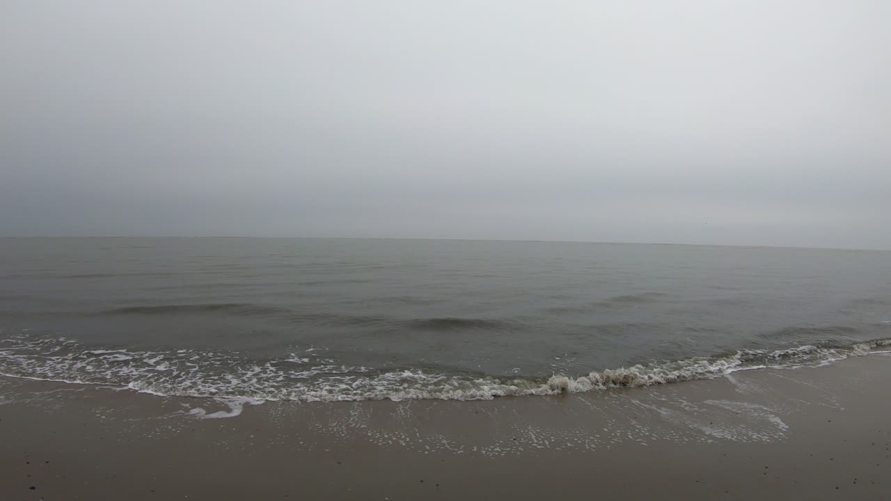 비오는 날 해안에 부서지는 작은 파도