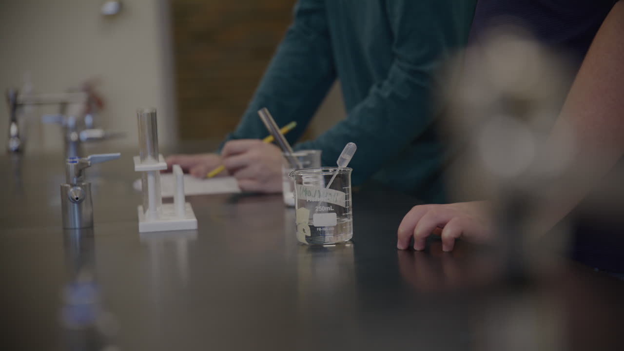 estudiantes en la clase de química de la escuela secundaria