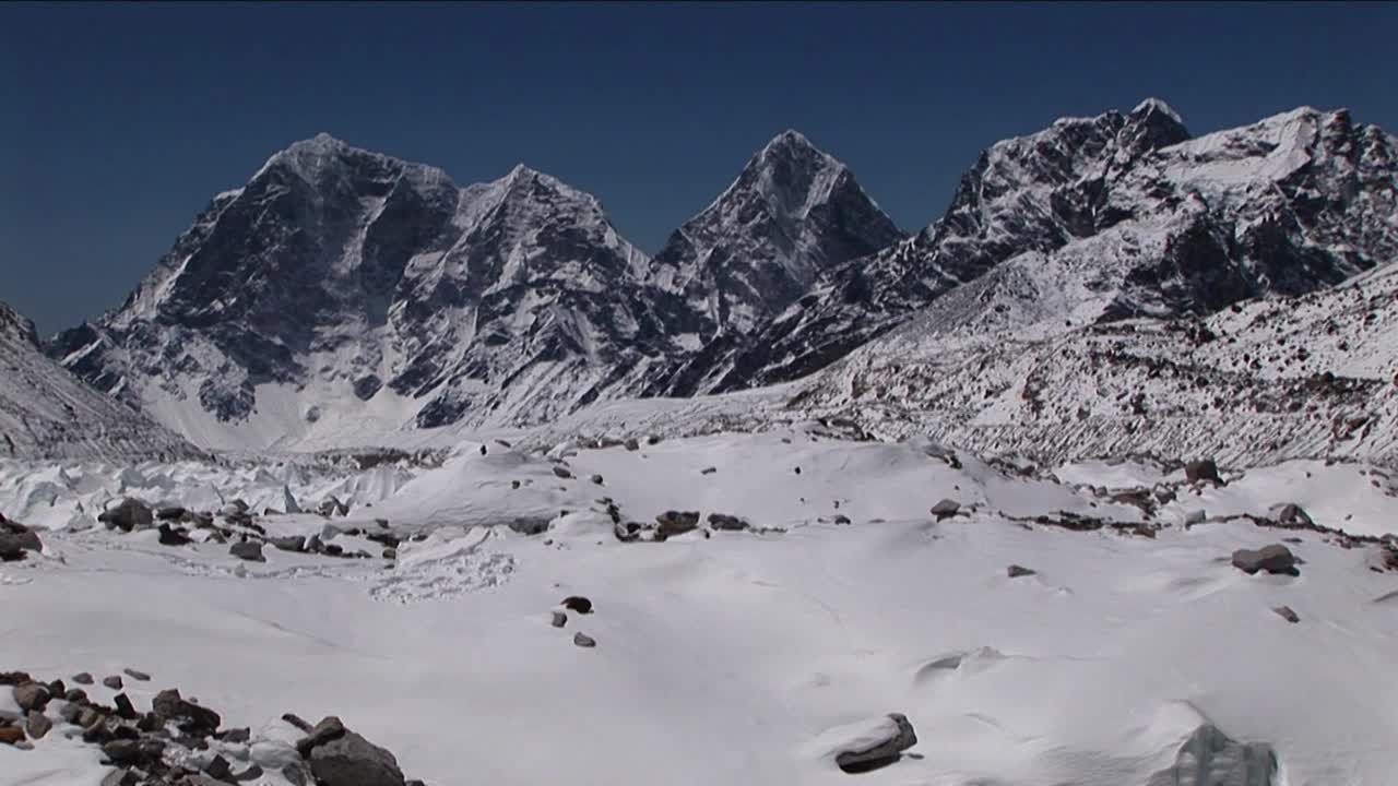 grupo masivo empacando nieve para hacer una plataforma de aterrizaje