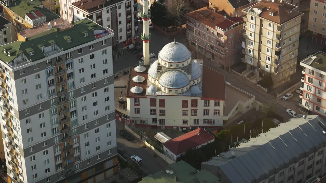 vista aérea de una mezquita en una ciudad