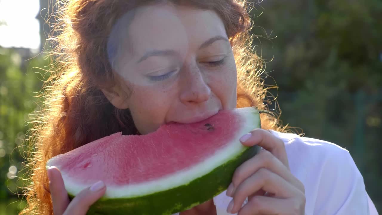 mujer comiendo sandía al aire libre