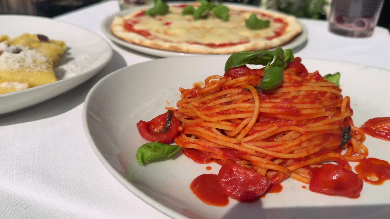 Spaghetti freschi con salsa di pomodoro e basilico serviti al ristorante