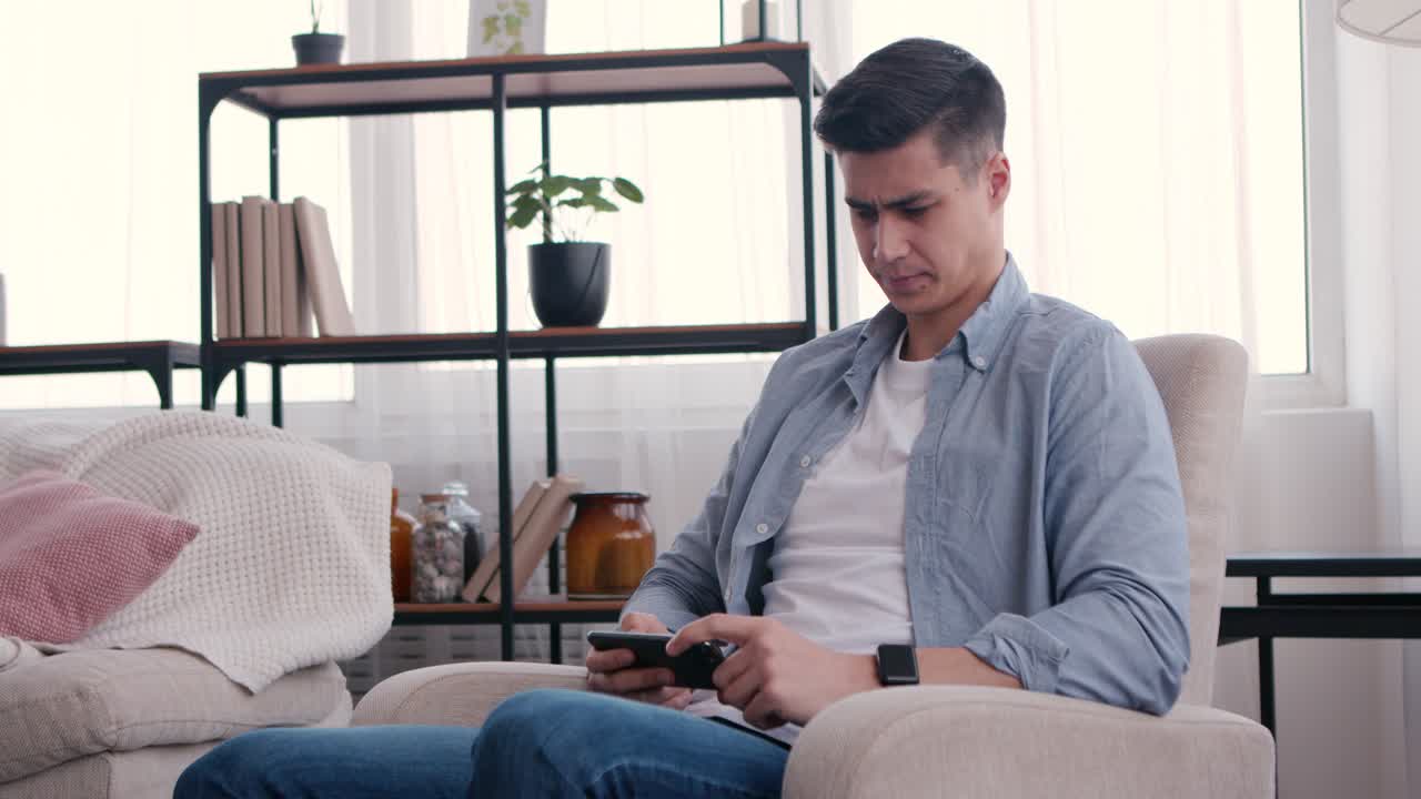 거실 에서 휴대 전화 를 사용하는 사람