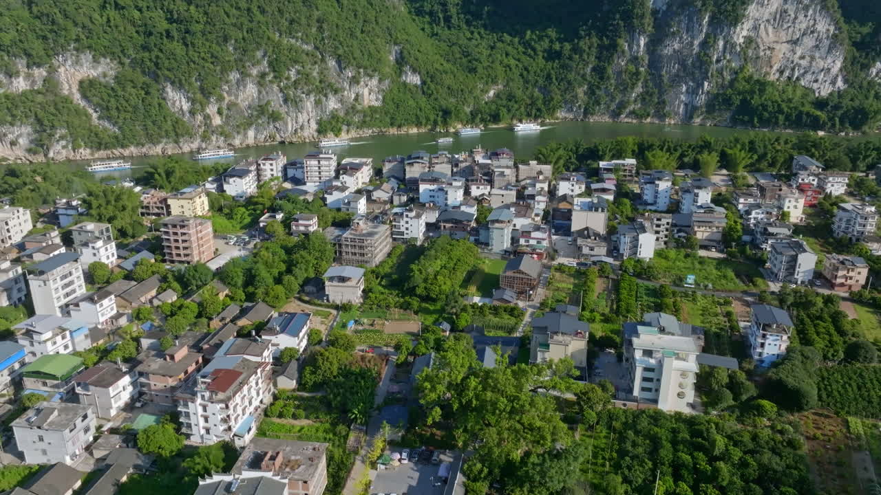Xingping Antik Kenti'ndeki evlerin önünde dönen kuş bakışı yaz manzarası, Çin