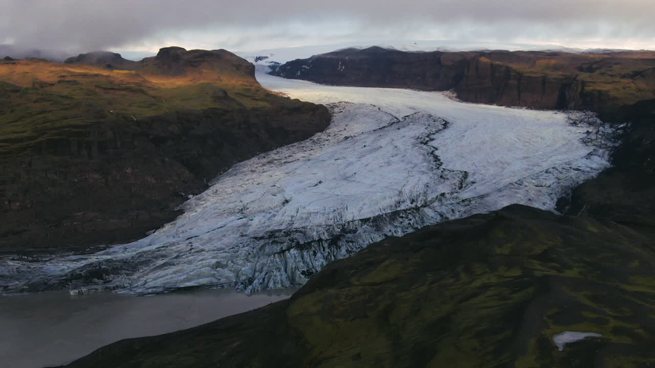 aerial drone cinematic upward motion of solheimajokull glacier iceland lagoon and icebergs late afternoon 아이슬란드 빙하와 빙산의 상향 움직임