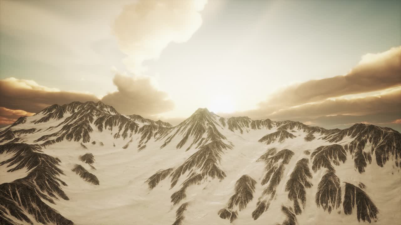 산 꼭대기에 해가 지는 광선