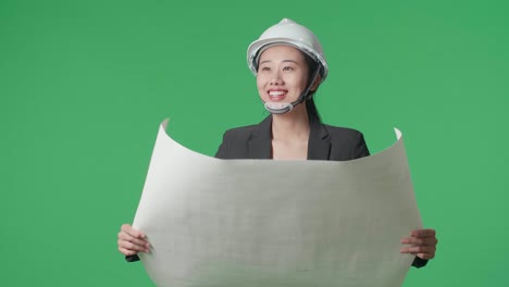 건축 계획을 검토하는 여성 엔지니어