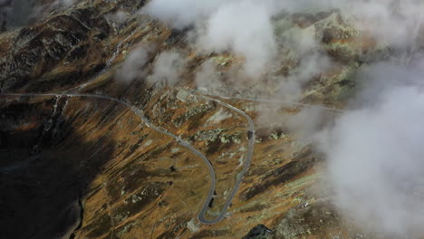 breite rotierende drohnenaufnahmen vom sustenpass in den schweizer alpen in der schweiz