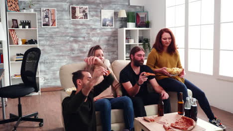 un grupo diverso de amigos teniendo una discusión después de su equipo de fútbol favorito