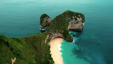 Kelingking-Beach,-4k-Drone-Pans-Down-at-Nusa-Penida,-Indonesia