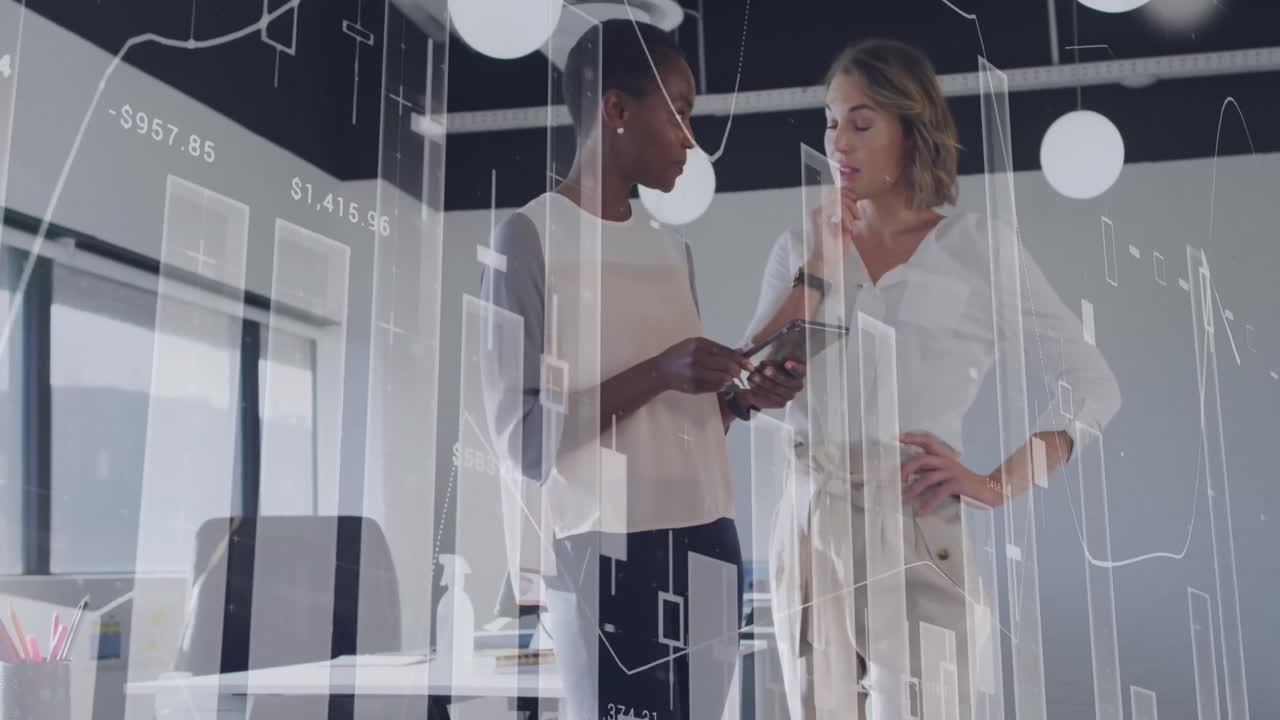 Animatie van een grafiek die gegevens verwerkt boven twee diverse zakenvrouwen die overleggen op kantoor
