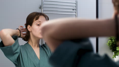 mujer en el baño