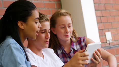 Schulkinder-Sprechen-Selfie-Mit-Digitalem-Tablet-4k