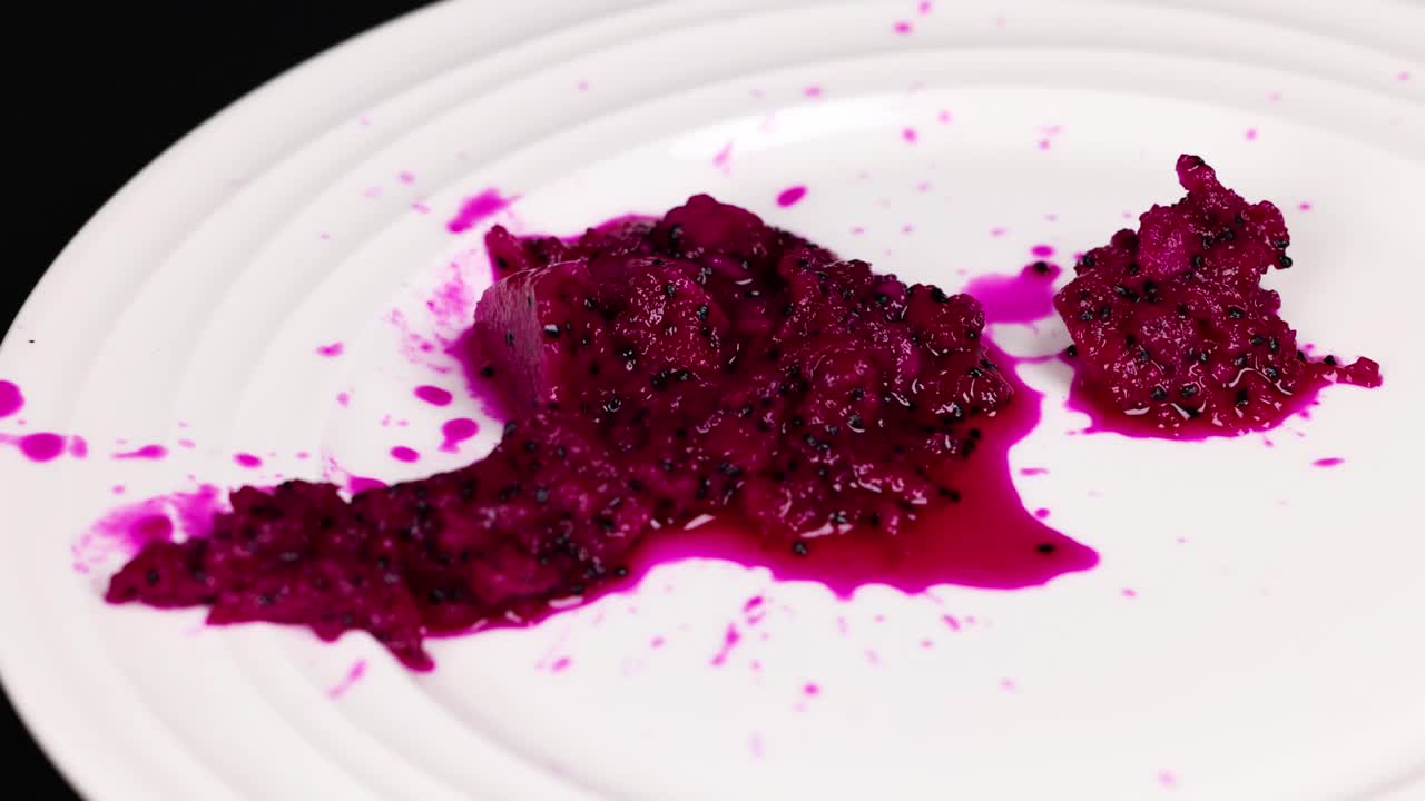 frutas de dragón en rodajas expuestas en un plato