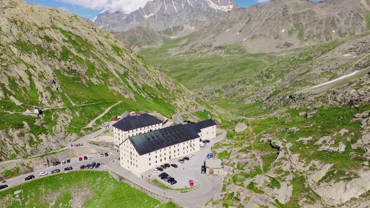 Historiallinen alppihospitsi seisoo karujen rinteiden keskellä Isolla Saint Bernardin solalla