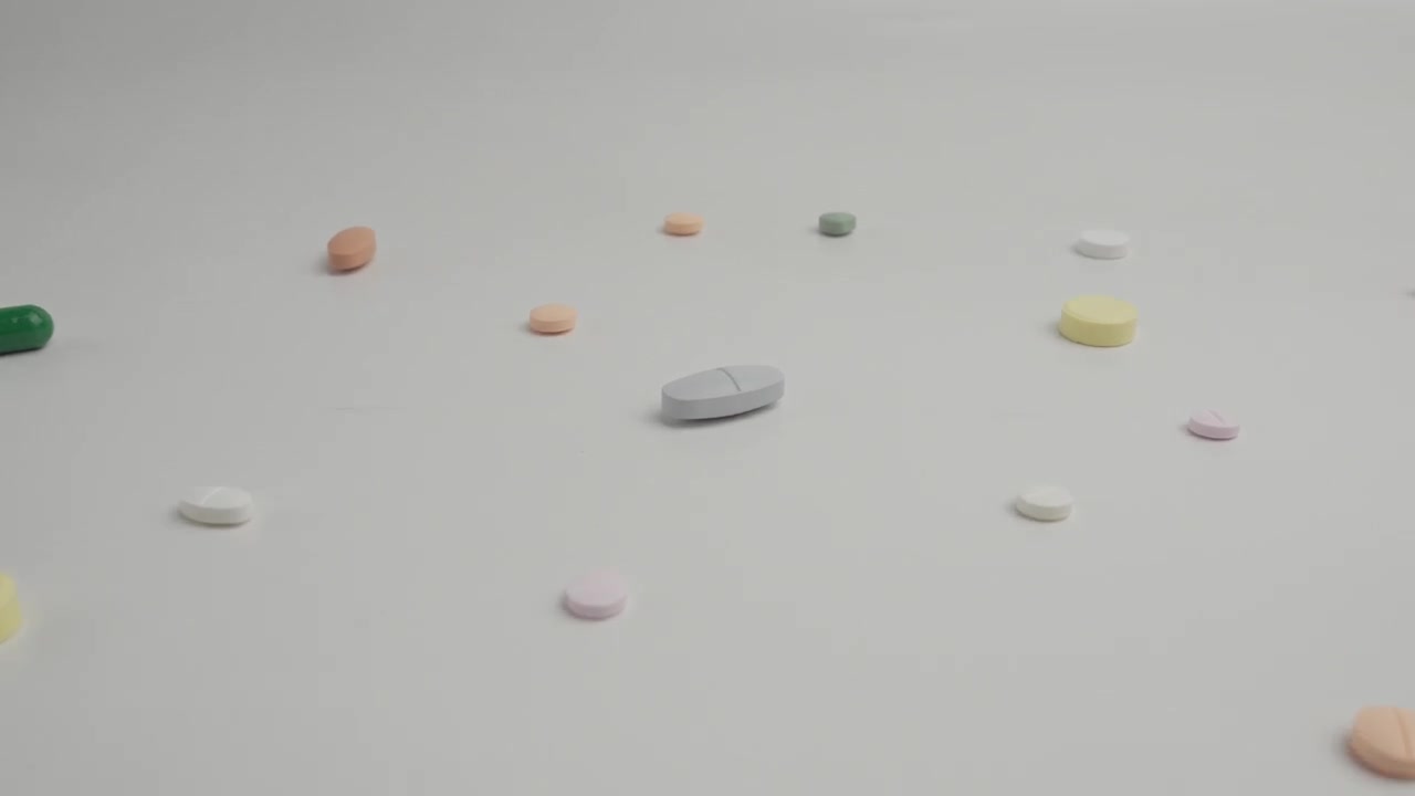 Pillola, compressa, prescrizione medica, varietà assortita, trattamento sanitario, vista su sfondo bianco