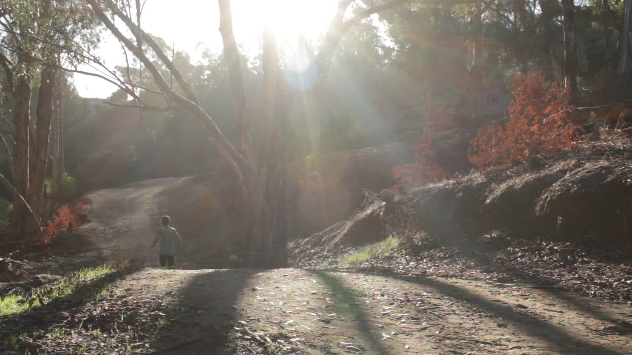다음 큰 경주를 위해 비포장 도로에서 전문 주자가 훈련합니다.