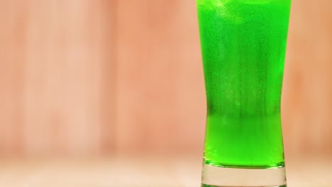 bebida verde brillante en un vaso transparente