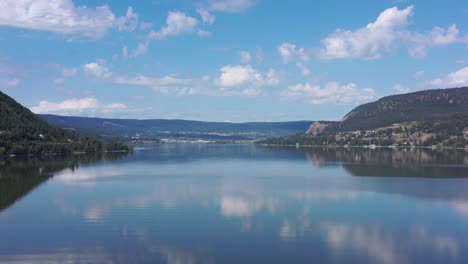 Volando-Alto-En-Un-Día-De-Verano,-El-Dron-Captura-El-Brillo-Radiante-Del-Sol-Sobre-El-Lago-Williams