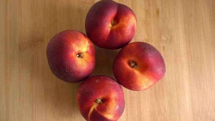 Pesche mature appena raccolte in rotazione.