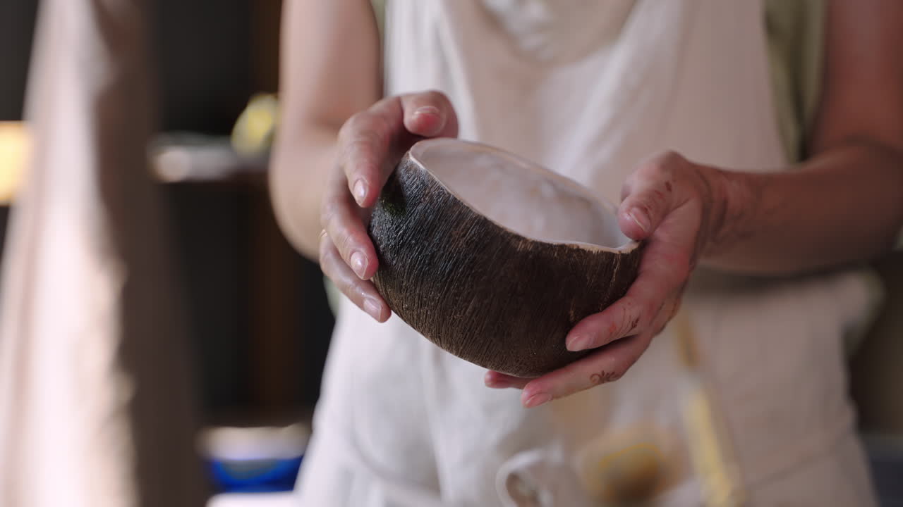 artesano sosteniendo un cuenco de cerámica