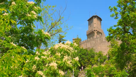 Toma-En-ángulo-Bajo-De-La-Fortaleza-De-Guaita,-Que-Es-La-Más-Antigua-De-Las-Tres-Torres-Construidas-En-Monte-Titano-En-San-Marino,-Italia-Durante-El-Día