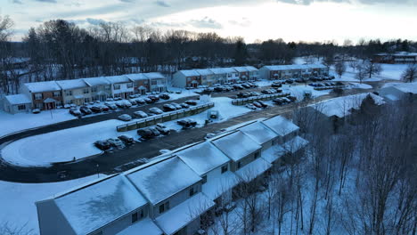 Dach-Der-Amerikanischen-Stadthäuser-Mit-Winterschnee-Bedeckt