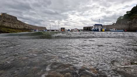 las olas que golpean la orilla en el muelle de dysart