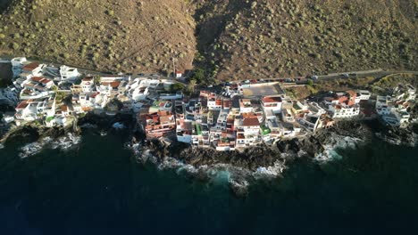 Sea-Testigo-Del-Encanto-Pintoresco-De-Un-Pueblo-De-Pescadores-Desde-La-Perspectiva-De-Un-Pájaro,-Mientras-La-Belleza-Tranquila-Se-Desarrolla-Con-Sus-Calles-Rústicas,-Barcos-De-Pesca-Y-Un-Ambiente-Costero-Sereno