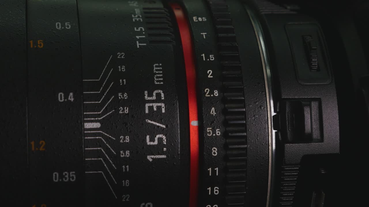 линза камеры увеличивается и уменьшается