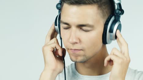 retrato de un joven escuchando música con auriculares