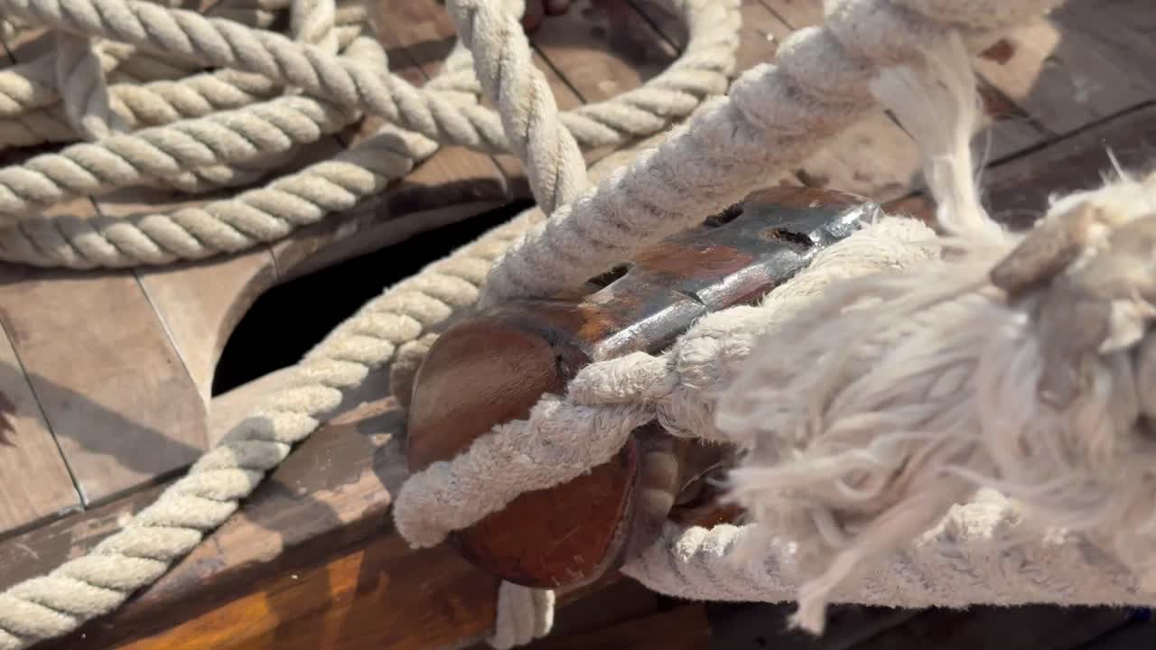 Carrucola di legno con corda su un tradizionale sambuco a Zanzibar, Tanzania.