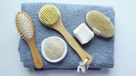 cepillo para el cuerpo, jabón y toalla para un baño relajante