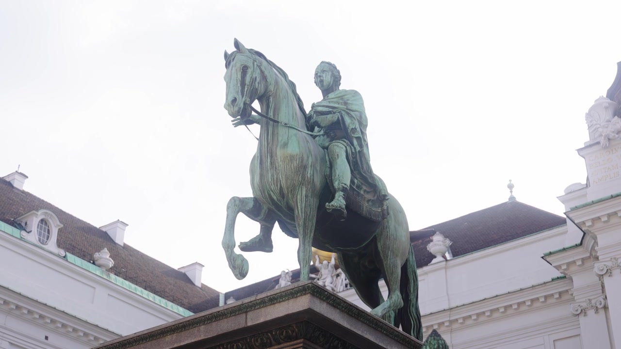 Primo piano della statua di fronte al Parlamento Hofburg a Vienna
