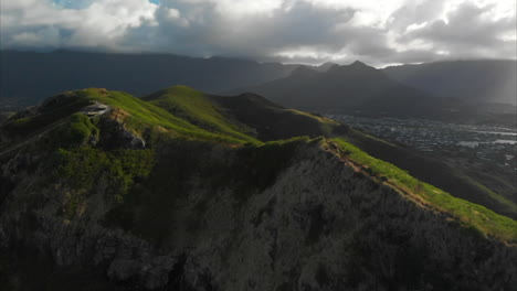 Antena-De-Búnkeres-En-Caminata-Pastillero-En-Hawai