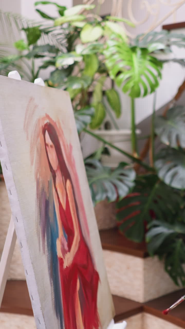 el hombre dibuja a la mujer con un ojo agudo para los detalles. el pintor talentoso mejora la narrativa visual con trazos reflexivos de pincel. retrato en evolución