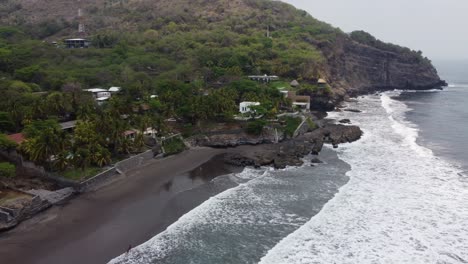 Olas-De-La-Costa-Del-Mar-De-Montaña-Rocosa-De-El-Salvador-En-Centroamérica