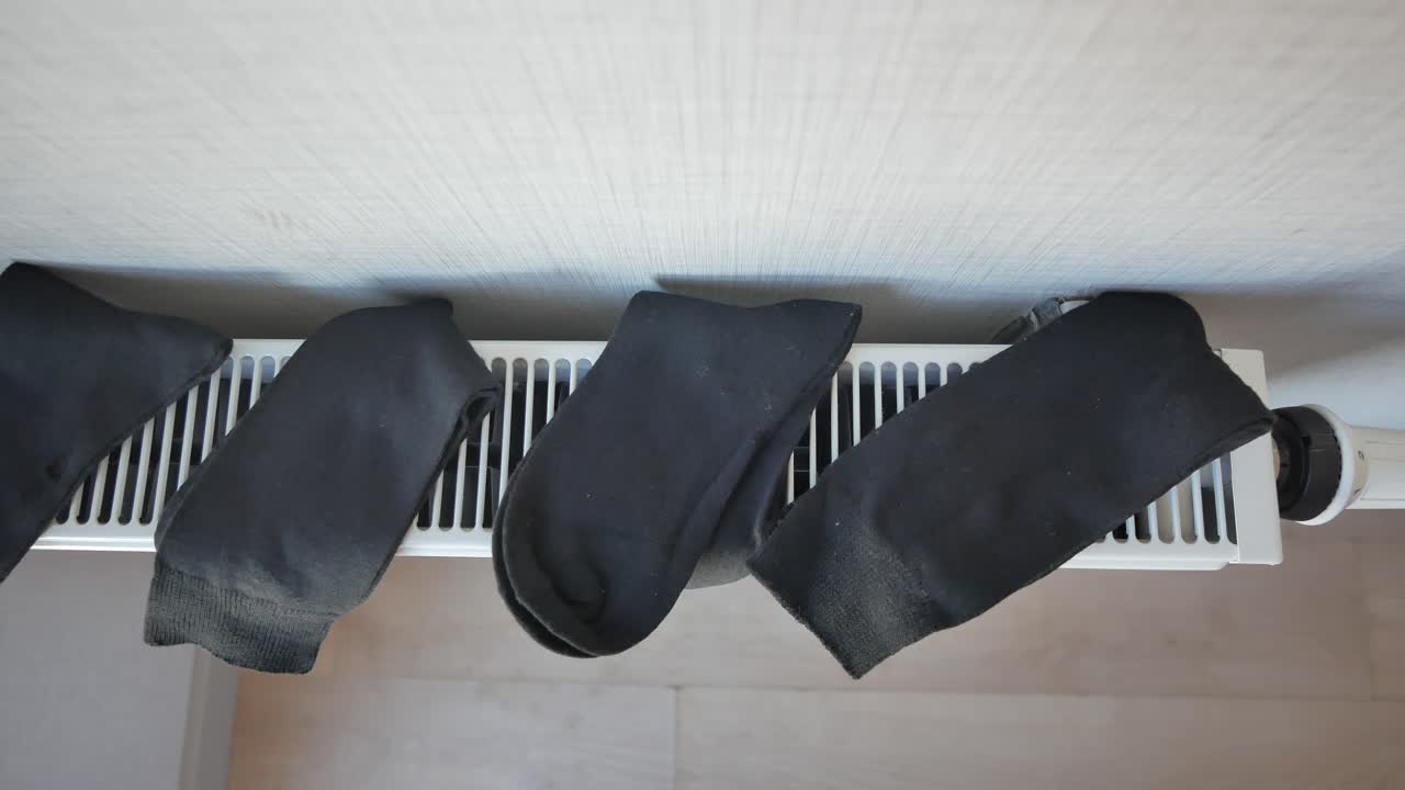 라디에이터에서 건조하는 양말