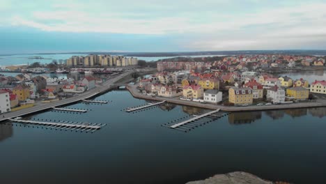 vista aérea de casas pintorescas en la isla paradisíaca sueca ekholmen en karlskrona, suecia-5