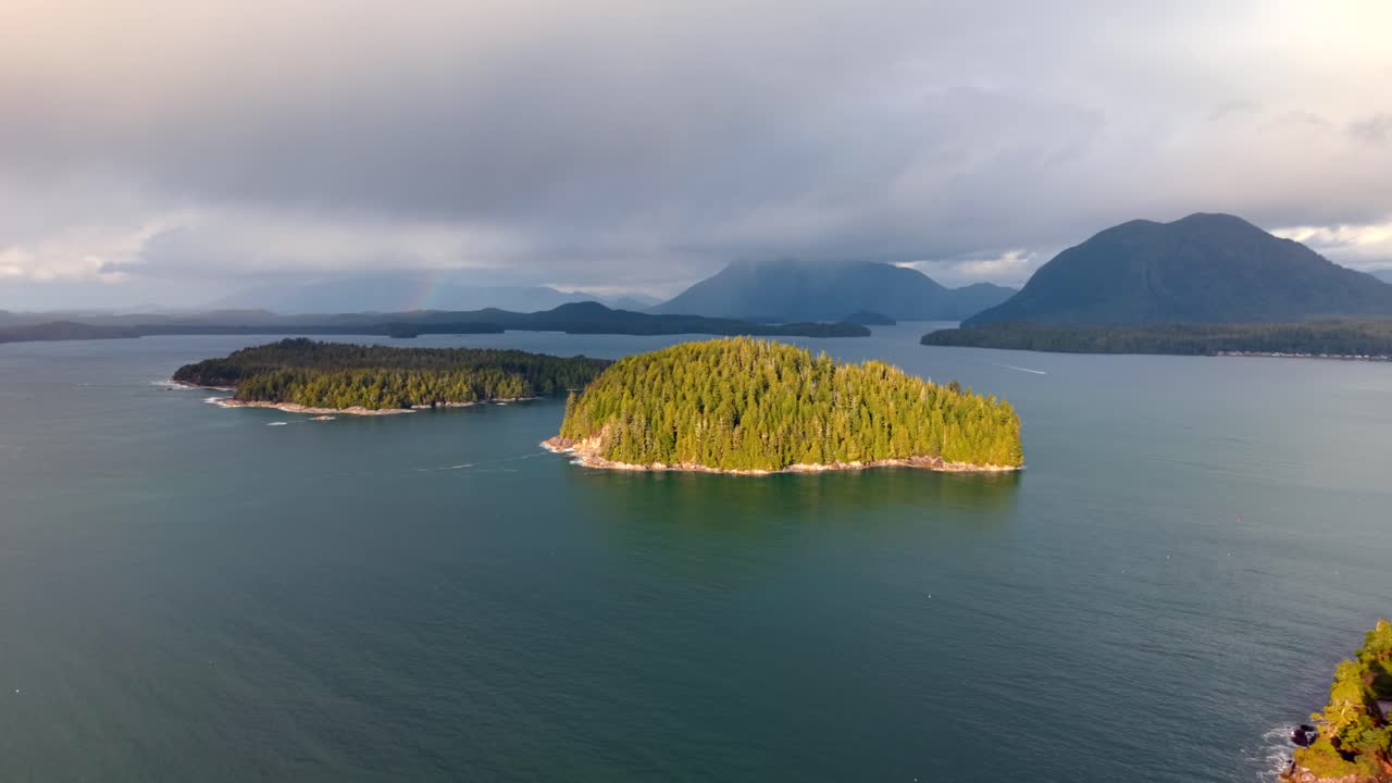 tomada de drone de tofino en la isla de vancouver que muestra colores de otoño, costa escarpada y olas del océano en una vista aérea panorámica.