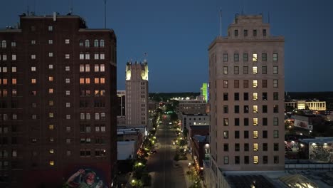 jackson, centro de michigan por la noche con un video de avión no tripulado de cerca en movimiento en